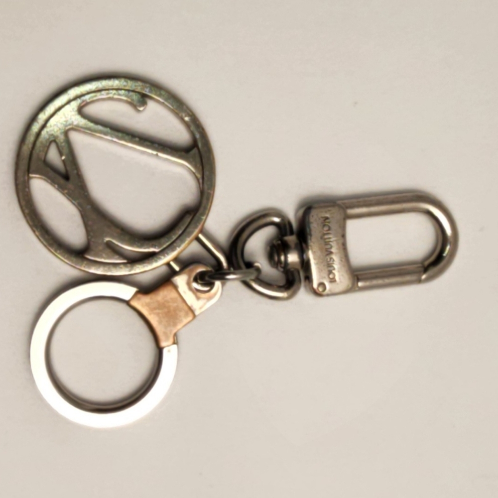 Auth Louis Vuitton Silver Taiga Porte Cles Neo Key Ring Keychain - Picture 2 of 5